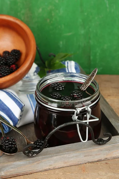 Dżem blackberry smaczne i świeże jagody, na drewnianym stole — Zdjęcie stockowe