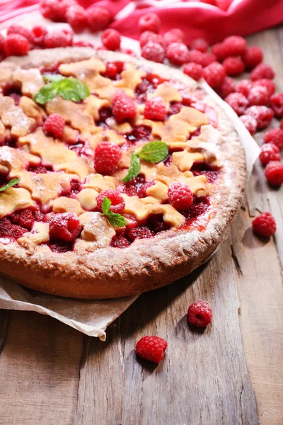 Вкусный торт с ягодами на столе крупным планом — стоковое фото