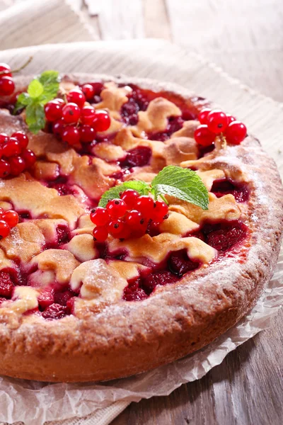 Gâteau savoureux avec des baies sur la table close-up — Photo