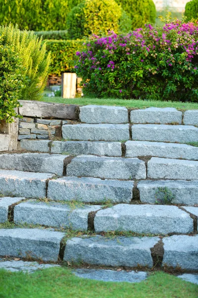 Каменные ступени в парке — стоковое фото