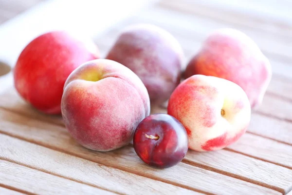 Saftiga frukter på träbord, närbild — Stockfoto