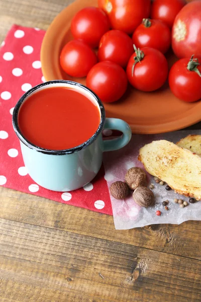 Succo di pomodoro fatto in casa in tazza di colore, toast e pomodori freschi su sfondo di legno — Foto Stock
