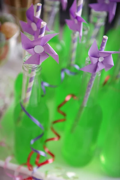 Garrafas de bebida com palha de perto — Fotografia de Stock