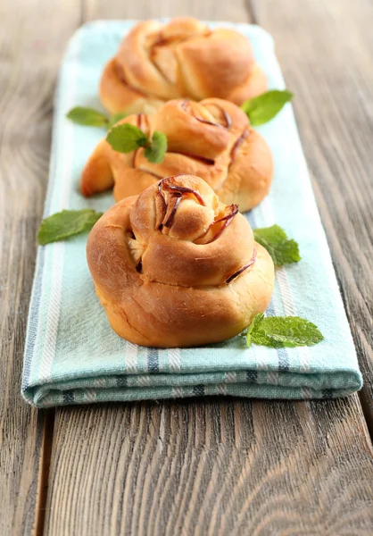 Lekkere broodjes met bessen op tabel close-up — Stockfoto