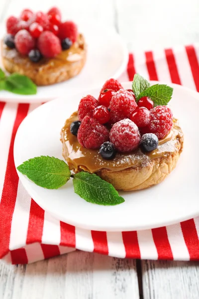 Dolci torte con bacche sul tavolo primo piano — Foto Stock