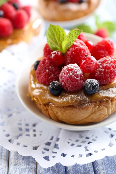 Sweet cakes with berries on table close-up — Stock Photo, Image