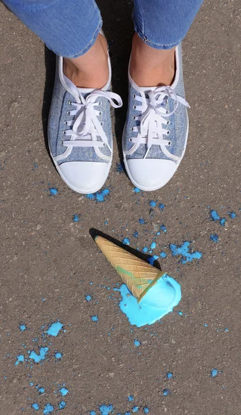 Ice cream fell on asphalt — Stock Photo, Image