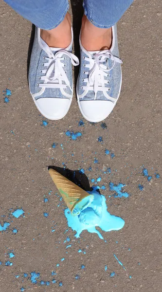 Ice cream fell on asphalt — Stock Photo, Image