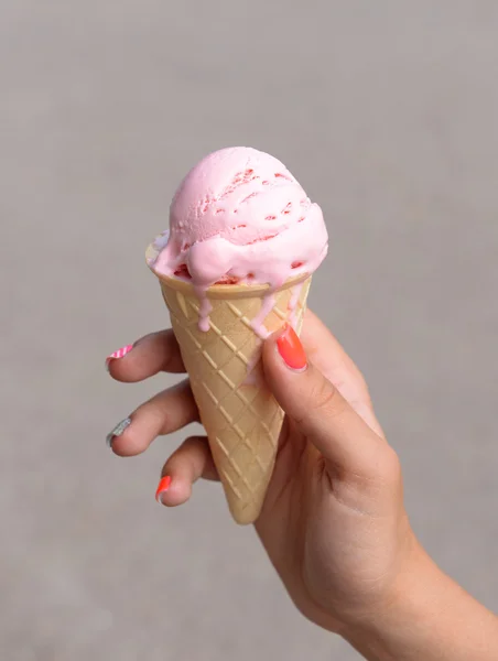 Dondurma elimde. — Stok fotoğraf