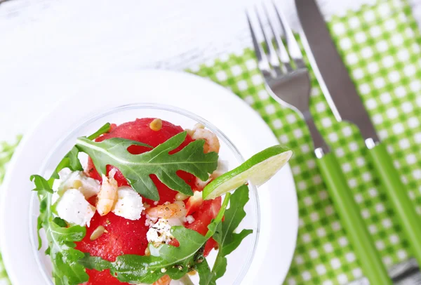Sallad med vattenmelon och fetaost med räkor — Stockfoto
