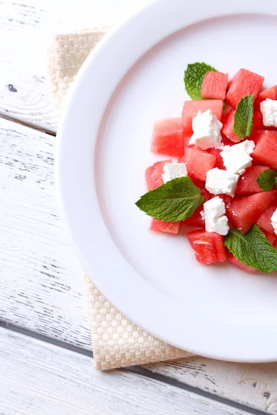 Sallad med vattenmelon med fetaost och mynta blad — Stockfoto