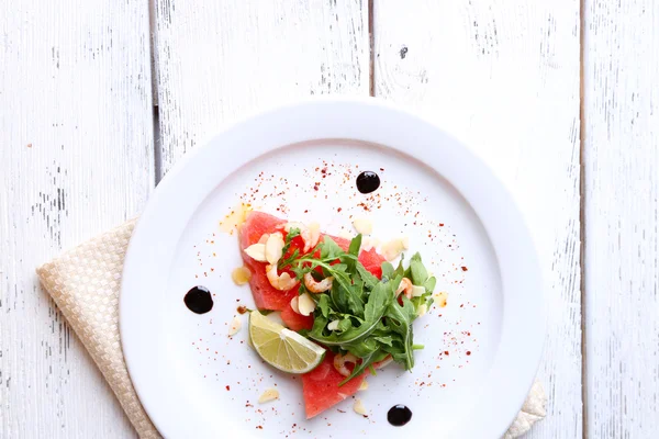 Salat mit Wassermelone mit Rucola und Garnelen — Stockfoto