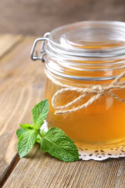 Hemgjord mint gelé i glas — Stockfoto