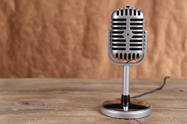 Microfone vintage na mesa — Fotografia de Stock