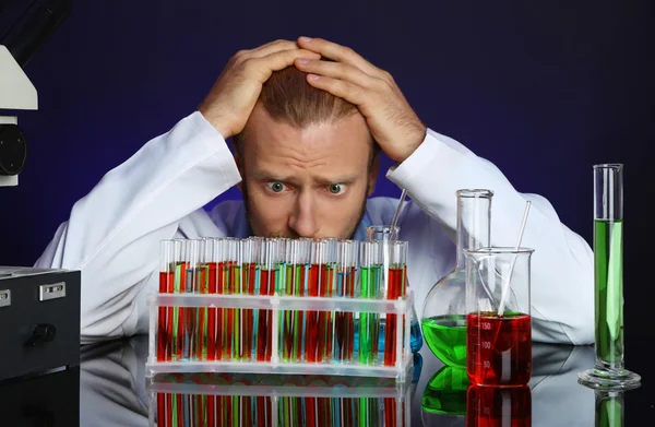 Gekke wetenschapper in laboratorium — Stockfoto