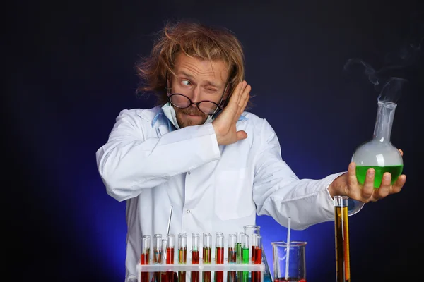 Cientista louco em laboratório — Fotografia de Stock