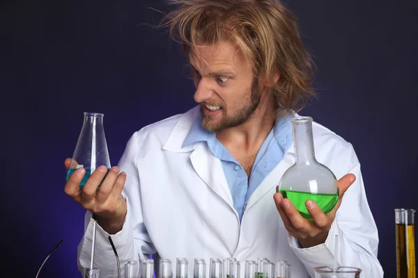 Cientista louco em laboratório — Fotografia de Stock