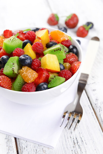 Вкусный фруктовый салат в тарелке
