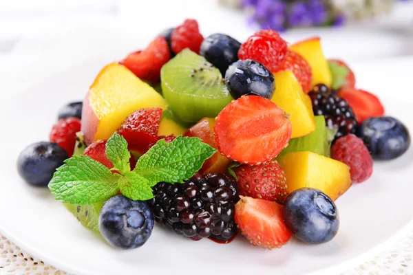 Deliciosa ensalada de frutas en plato — Foto de Stock