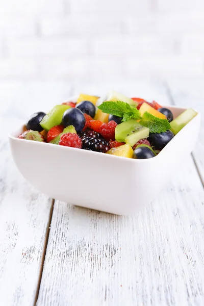 Köstlicher Obstsalat im Teller — Stockfoto