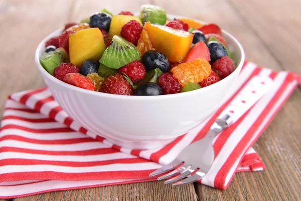 Deliciosa ensalada de frutas en plato — Foto de Stock