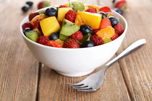 Köstlicher Obstsalat im Teller — Stockfoto