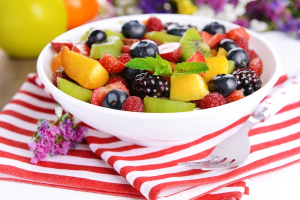 Deliciosa ensalada de frutas en plato —  Fotos de Stock