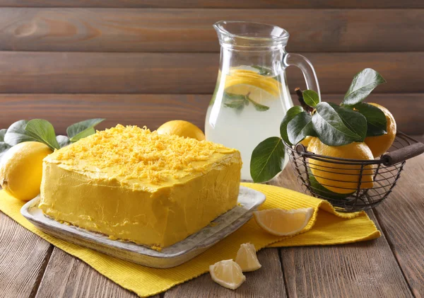 Νόστιμο λεμόνι κέικ στο τραπέζι — Φωτογραφία Αρχείου