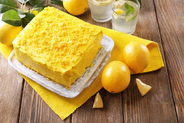 Вкусный лимонный торт на деревянном столе — стоковое фото
