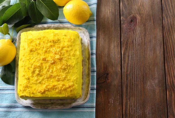 Lezzetli limon kek üzerine ahşap masa — Stok fotoğraf