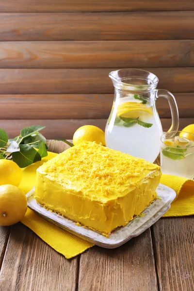Bolo de limão saboroso na mesa de madeira — Fotografia de Stock