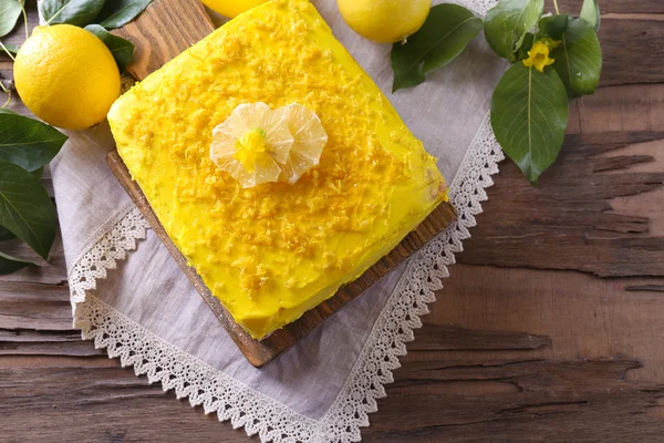 Вкусный лимонный торт на деревянном столе — стоковое фото