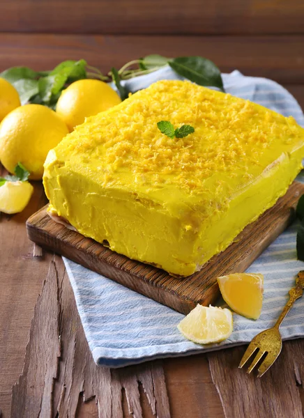 Gâteau au citron savoureux sur table en bois — Photo