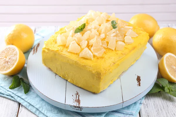 Bolo de limão saboroso na mesa de madeira — Fotografia de Stock