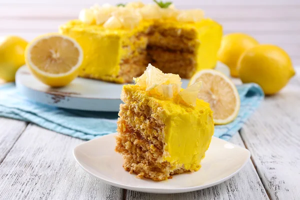 Välsmakande citron dessert på träbord — Stockfoto