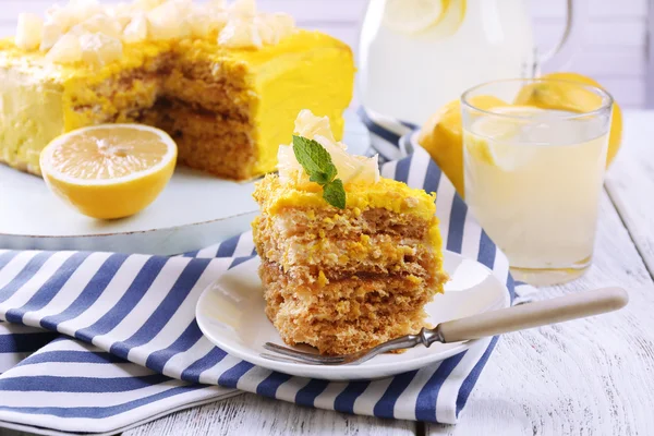 Ahşap masa üstünde lezzetli limon tatlısı — Stok fotoğraf