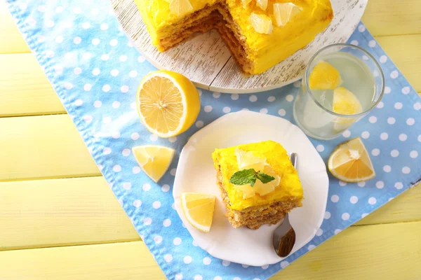 Välsmakande citron dessert på träbord — Stockfoto