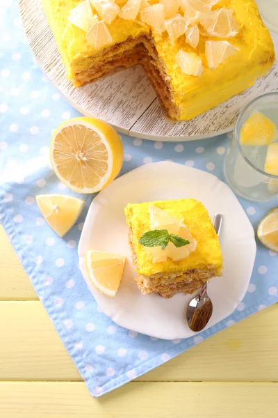 Välsmakande citron dessert på träbord — Stockfoto