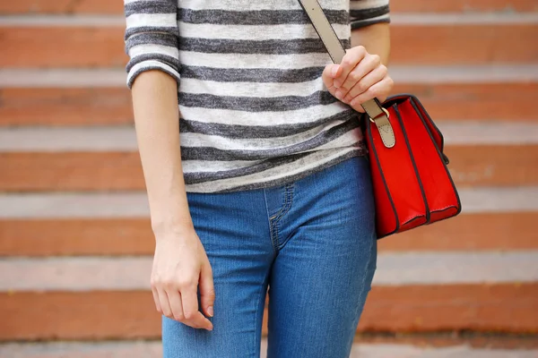 Chica con bolsa sobre el hombro — Foto de Stock