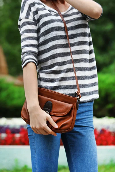 Ragazza con borsa a tracolla — Foto Stock