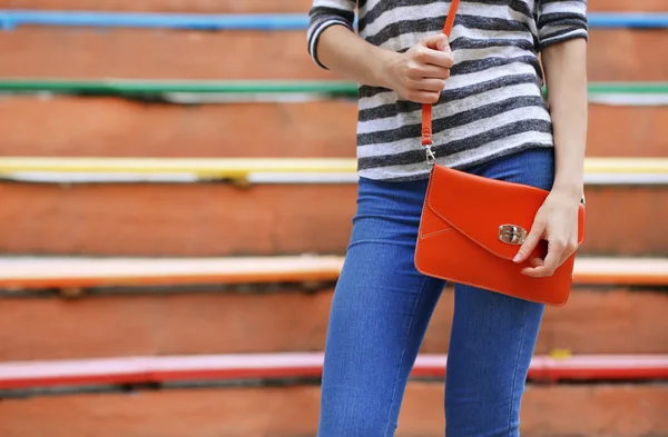 Chica con bolsa sobre el hombro — Foto de Stock