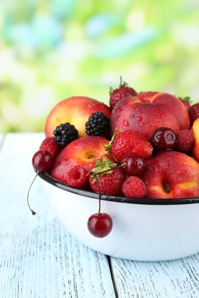 Az őszibarack és a bogyós gyümölcsök tálba — Stock Fotó