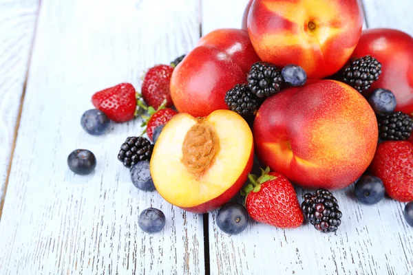 木製のテーブルのクローズ アップの果実と桃 — ストック写真