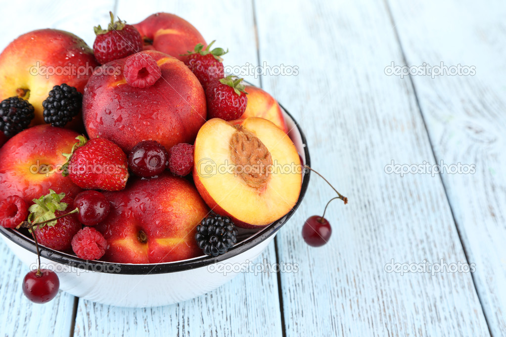 Peaches and berries in bowl