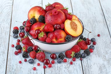 Şeftali ve kase çilek