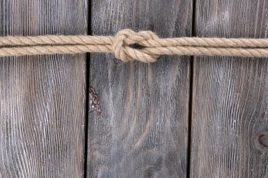 Ahşap üzerine deniz düğüm