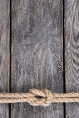 Ahşap üzerine deniz düğüm