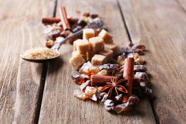 kahverengi şeker küplerini, reed ve kristal şeker, baharatlar ahşap zemin üzerinde