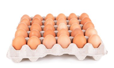 Kağıt tepsideki yumurtalar beyaza izole edilmiş.