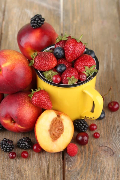 Peaches and berries on table close-up — Stock Photo, Image